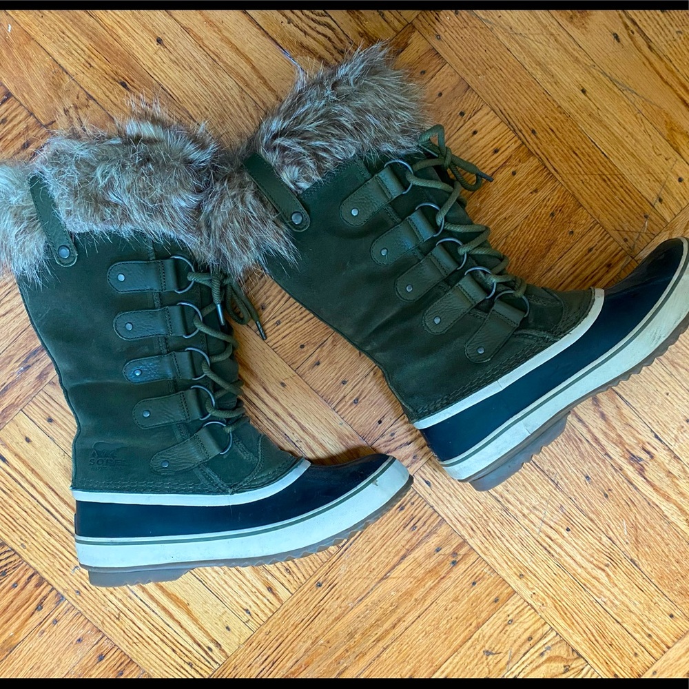 Olive green tall Sorel fur boots, waterproof, lightly used, excellent condition